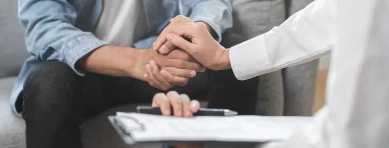 Ailə və Yaxınlar üçün Rəhbər: Özünə Zərər Vermə və ya İntihar Meyli Olan Şəxsə Necə Dəstək Ola Bilərsiniz?